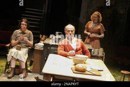 l-r: Susan Lynch (Agnes), Finbar Lynch (Jack), Simone Kirby (Rose) in DANCING AT LUGHNASA by Brian Friel at the Old Vic Theatre, London SE1  05/03/2009  design: Lez Brotherston   lighting: Paule Constable   director: Anna Mackmin Stock Photo