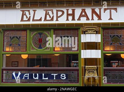 The Elephant and Castle tiled pub vaults, corner of Stafford Street & Cannock Road, Wolverhampton, West Midlands, England, UK Stock Photo