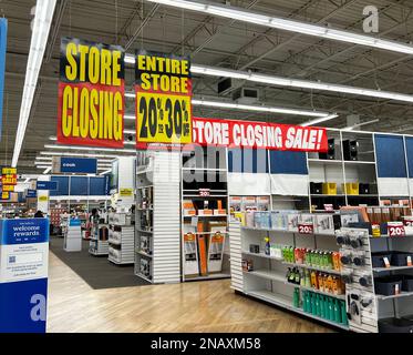 Signs inside a Bed, Bath, and Beyond store in Wilmette, IL announcing that everything is on sale because the store is closing. Stock Photo