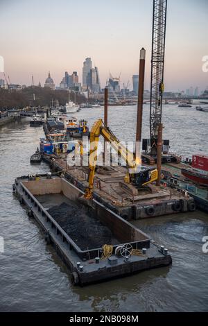 London, UK.  13 February 2023.   Dredging takes place on the River Thames next to Waterloo Bridge and Embankment. Credit: Stephen Chung / Alamy Live News Stock Photo