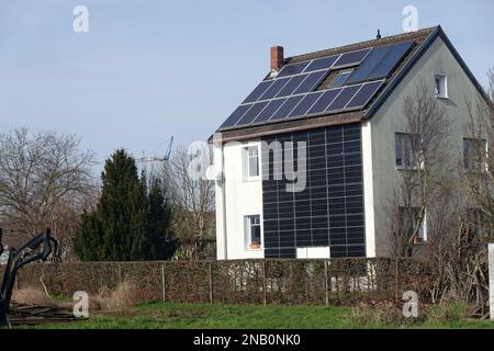 Wohnhaus mit Photovoltaikanlage auf Dach und an Fassade. Deutschland, Nordrhein-Westfalen, Weilerswist Stock Photo