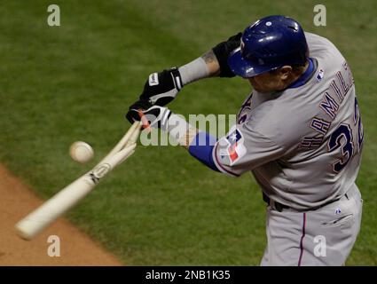 Photo: Rangers Josh Hamilton breaks his bat during game 2 of the World  Series in St. Louis - STL20111020404 