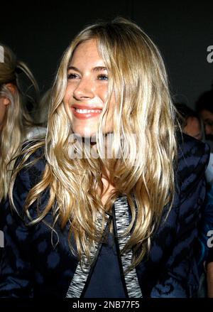 Celebrity sisters Sienna and Savannah Miller pose for their portrait at the  launch of their fashion label's latest collection: Twenty8Twelve. London F  Stock Photo - Alamy