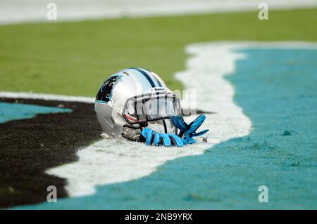 A San Francisco 49ers helmet sits on the field prior to an NFL football  game against the Carolina Panthers, Sunday, Oct. 9, 2022, in Charlotte,  N.C. (AP Photo/Brian Westerholt Stock Photo - Alamy