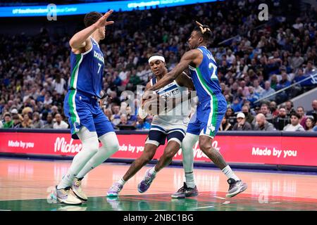 Los Angeles, United States. 28th Feb, 2023. Los Angeles Clippers forward Paul  George (R) drives past Minnesota Timberwolves forward Jaden McDaniels (L)  during an NBA game. Timberwolves 108:101 Clippers (Photo by Ringo