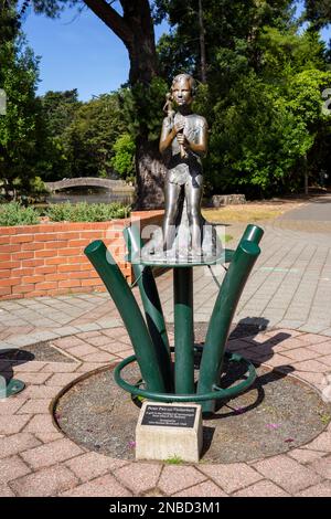 Invercargill, South Island, New Zealand- January, 2023: Piter Pan and Tinkerbell Bronze Sculpture. A gift to the children of Invercargill from Miss E. Stock Photo