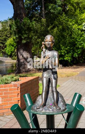 Invercargill, South Island, New Zealand- January, 2023: Piter Pan and Tinkerbell Bronze Sculpture in details. A gift to the children of Invercargill f Stock Photo