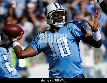 10 October 2010: Former Titans quarterback Vince Young throwing the  football. The Tennessee Titans defeated the Dallas Cowboys 34 to 27 at  Cowboys Stadium in Arlington, Texas. (Icon Sportswire via AP Images Stock  Photo - Alamy