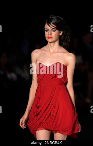 A model wears an outfit by US fashion designer Marc Jacobs for Louis  Vuitton at the Spring-Summer 2009 ready-to-wear Paris Fashion Week, October  5, 2008. (UPI Photo/Eco Clement Stock Photo - Alamy
