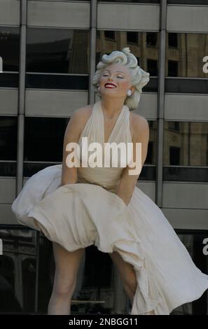 The face of Marilyn Monroe smiles on Seward Johnson's 26-foot-tall ...