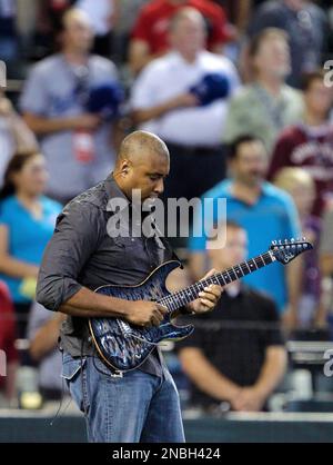 Bernie Williams performs national anthem on guitar 