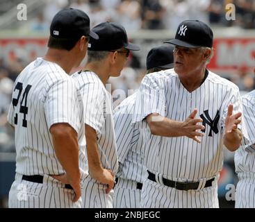 Former manager Lou Piniella, left, now an adviser to the San Francisco  Giants, sits with another former manager, Jim Fregosi, now special  assistant to the Atlanta Braves general manager, as they watch