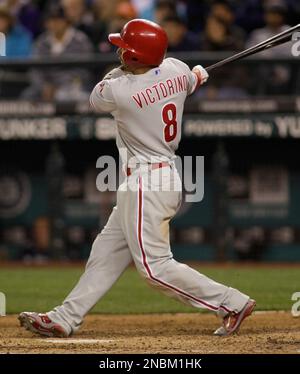 Victorino helps Phillies beat Mariners