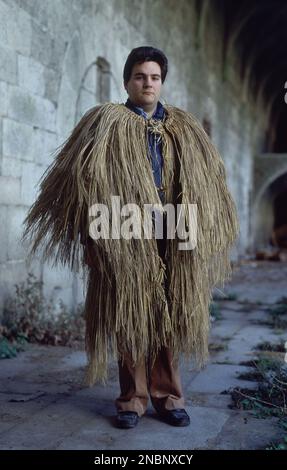 COROZA - Capa de junco o de paja, generalmente con capucha, que usan los labradores gallegos para protegerse de la lluvia. - FOTO AÑOS 80. ORONOZ JORGE. Stock Photo