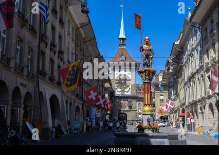 BERN, SWITZERLAND, JUNE 23, 2022 -  View of the Zahringer fountain and the Clock Tower (Zytlogge) on the background in the historic center of the city Stock Photo