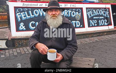 Pilot on the Birmingham canals, at Dudley, Black Country, Peacock No 102 narrowboat and canal boatman, Fellows Morton & Clayton Stock Photo