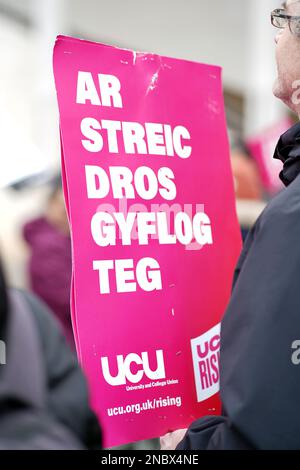 Cardiff University, Wales. February 14th 2023. Welsh language placard outside Main Building. Academics and senior professional services staff hold a strike rally in support of fair pay outside Cardiff University, Wales. February 14th 2023.  Credit Penallta Photographics / Alamy Live Stock Photo