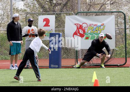 Houston Texans first round draft pick Kenyon Green yawns while stretching  during an NFL football minicamp Tuesday, June 14, 2022, in Houston. (AP  Photo/David J. Phillip Stock Photo - Alamy