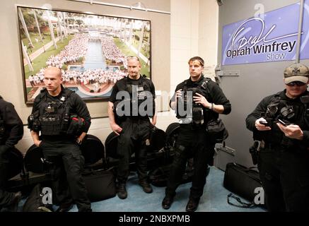 A U.S. Secret Service (CAT) Counter Assault Team agent is seen on top of  the White House, Saturday, July 3, 2021. (Official White House Photo by  Adam Schultz Stock Photo - Alamy