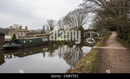 Towpath crosses the Leeds & Liverpool canal at a bridge (number  206) between Saltaire and Dowley Gap Stock Photo