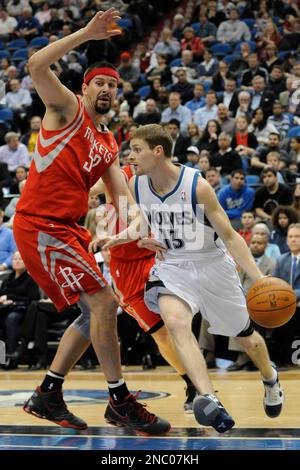 Minnesota Timberwolves' Brad Miller in the first half of an NBA basketball  game against the Memphis Grizzlies Tuesday, April 17, 2012, in Minneapolis.  (AP Photo/Jim Mone Stock Photo - Alamy