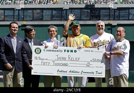 Oakland Athletics vice president and general manager Billy Beane, left, and  newest Athletics pitcher Ben Sheets hold up Sheets' new A's jersey during a  news conference on Tuesday, Jan. 26, 2010, in