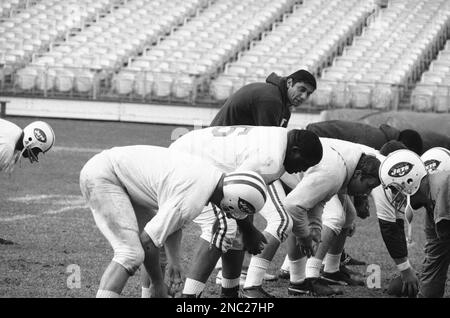 New York Jets quarterback Joe Namath (12) drops back to pass in Super Bowl  III, Jan. 12, 1969 in Miami, Fl. (AP Photo Stock Photo - Alamy