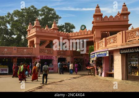 Entrance into the area of the Shri Vishwanath Temple in Varanasi Stock Photo