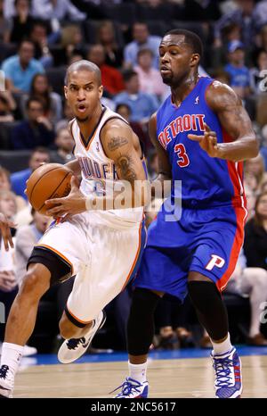 Oklahoma City Thunder guard Eric Maynor (6) shoots over Utah Jazz guard ...