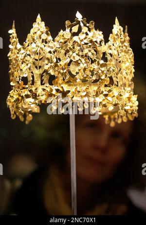 Gold crown from Tillya Tepe. Museum: National Museum of Afghanistan ...