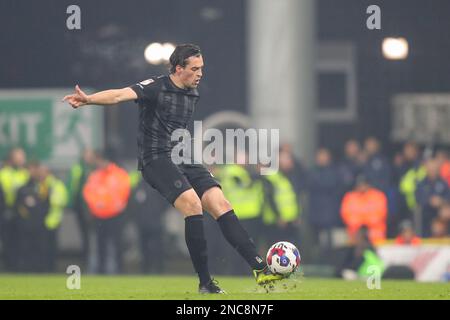 Jacob Greaves #4 of Hull City passes the ball during the Sky Bet Championship match Norwich City vs Hull City at Carrow Road, Norwich, United Kingdom, 14th February 2023  (Photo by Gareth Evans/News Images) Stock Photo