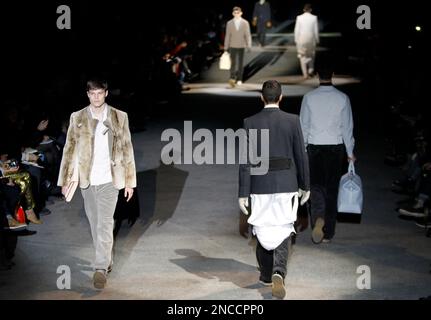 A model presents a creation by designers Paul Helbers and Marc Jacobs for Louis  Vuitton Men's Spring-Summer 2009 collection in Paris, France on June 26,  2008. Photo by Nebinger-Taamallah/ABACAPRESS.COM Stock Photo 