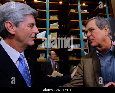 Former U.S. Sen. Trent Lott, right, congratulates Lt. Gov. Phil