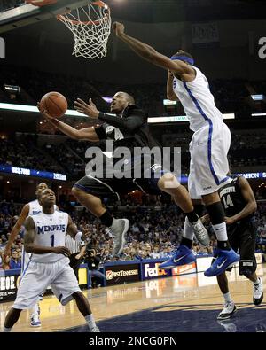 Memphis guard Joe Jackson (1) goes to the basket against Tennessee