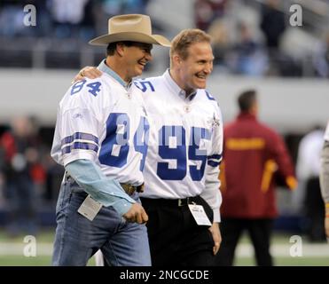 Dallas Cowboys tight end Jason Witten (82) talks with former Cowboys Jay  Novacek, middle, and Babe Laufenberg, right, during the afternoon session  of training camp in Oxnard, Calif., on Saturday, Aug. 8