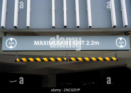 Sign: Maximum Height 2.2m, red and white, hanging from carpark ceiling Stock Photo