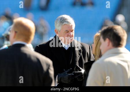 Carolina Panthers team owner Jerry Richardson and head coach John Fox chat  during football practice Thursday, May, 28, 2009, in Charlotte, N.C. (AP  Photo/The Charlotte Observer, Jeff Siner Stock Photo - Alamy