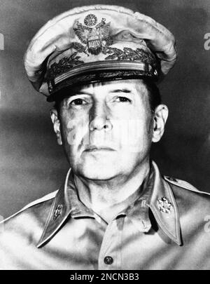 Portrait of General Douglas MacArthur in uniform with cigar Stock Photo ...