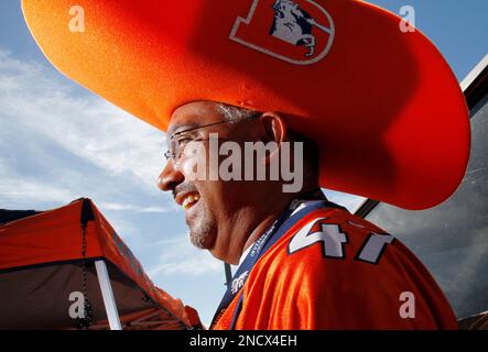 A Denver Broncos fan weers a big hat prior to the start of an NFL football  game between the Denver Broncos and the New York Jets Sunday, Oct. 17,  2010, in Denver. (AP Photo/ Barry Gutierrez Stock Photo - Alamy