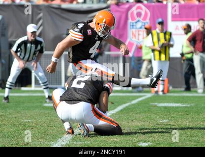 Cleveland Browns kicker Phil Dawson swings his daughter Sophiann Dawson  during NFL football training camp, Wednesday, Aug. 1, 2012, in Berea, Ohio.  (AP Photo/David Richard Stock Photo - Alamy