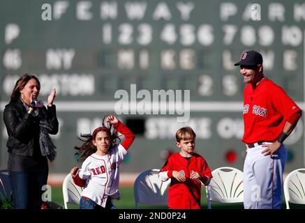 Mike Lowell and his son on the final play of the ALDS! : r/redsox