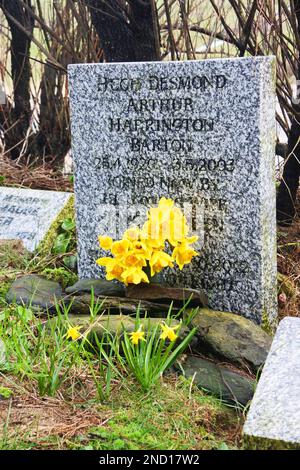 A modern headstone in the ancient churchyard at Gunwalloe on the Lizard Peninsula, Cornwall, UK - John Gollop Stock Photo