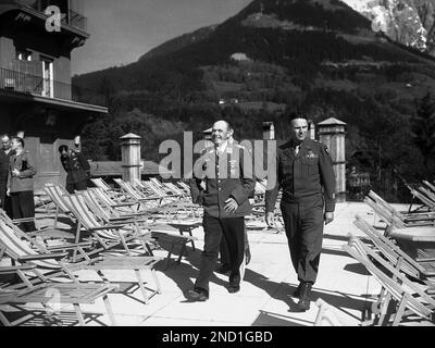 Kesselring And His Captor -- Field Marshal Albert Von Kesselring (Left ...