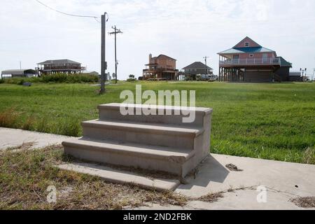 https://l450v.alamy.com/450v/2nd2fbk/advance-for-sept-24-2010-and-thereafter-in-this-sept-20-2010-picture-a-staircase-is-seen-on-an-empty-lot-near-homes-rebuilt-after-hurricanes-rita-and-ike-in-holly-beach-la-resident-kathy-miller-counted-24-homes-that-have-been-rebuilt-in-the-town-a-popular-spot-for-summer-vacations-and-weekend-getaways-down-from-about-500-structures-that-the-storms-claimed-ap-photopatrick-semansky-2nd2fbk.jpg