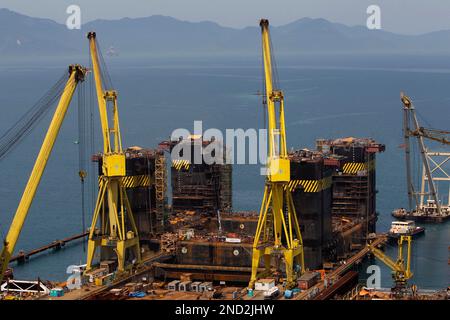 BrasFels shipyard in Angra dos Reis - Construction of oil platform ...