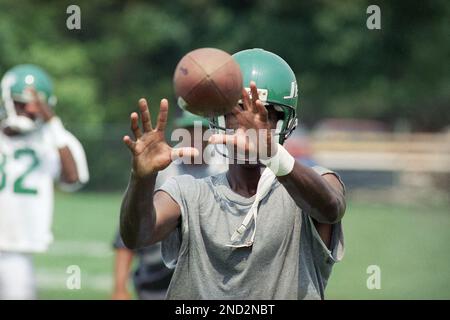 New York Jets wide receiver Art Monk catches a pass during a