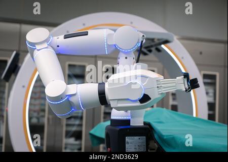 15 February 2023, Saxony-Anhalt, Halle (Saale): The robotic arm as the surgeon's new 'colleague' in the operating room. The Bergmannstrost Hospital in Halle is putting a new robotic surgical operating system into operation. It also features a 3D imaging robot and a digital navigation system. Photo: Heiko Rebsch/dpa Stock Photo