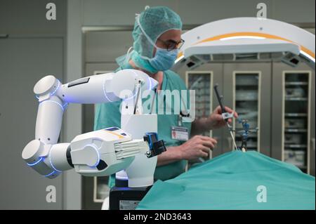 15 February 2023, Saxony-Anhalt, Halle (Saale): A robotic arm as a new assistant in the operating room. The Bergmannstrost Hospital in Halle is putting a new robotic surgical operating system into operation. It also features a 3D imaging robot and a digital navigation system. Photo: Heiko Rebsch/dpa Stock Photo