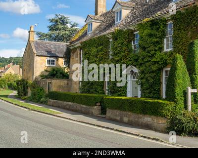 Cottage Garden in Cotswolds Village of Broadway, Garden Path, Overgrown Garden, Beautiful Front Garden, British Gardens, English Countryside, UK Stock Photo