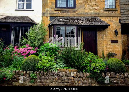 Cottage Garden in Cotswolds Village of Broadway, Garden Path, Overgrown Garden, Beautiful Front Garden, British Gardens, English Countryside, UK Stock Photo